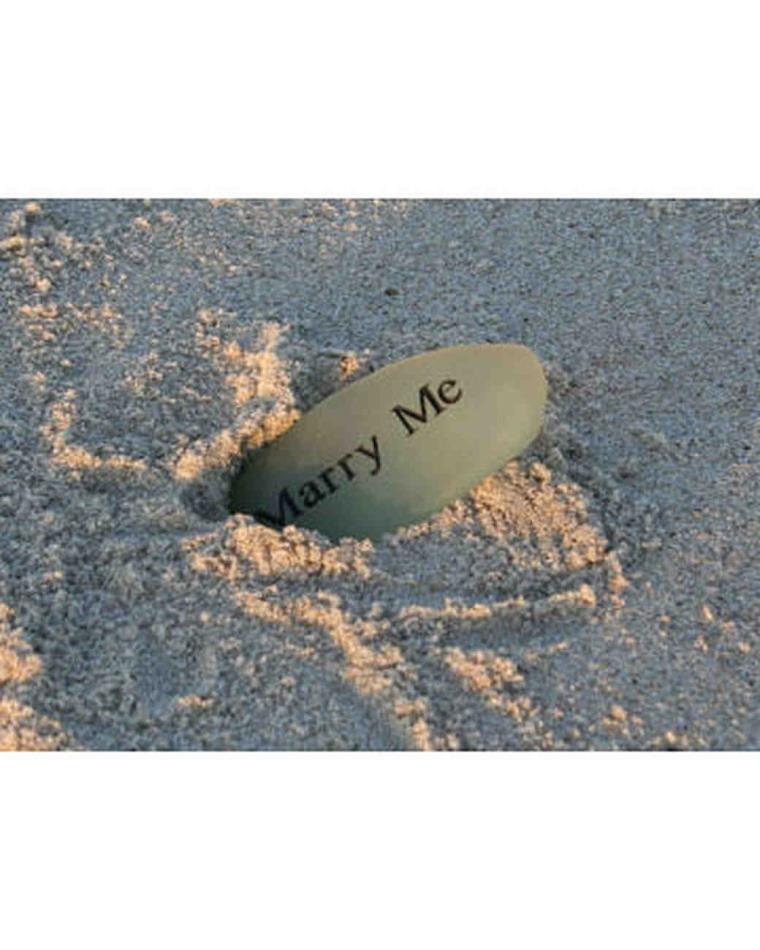 demande-en-mariage-romantique-plage-caillou-cache