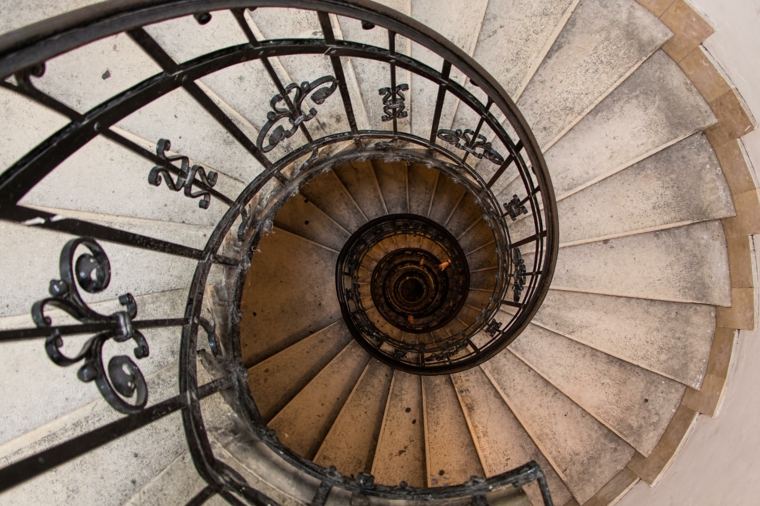 escalier en spirale chic vintage