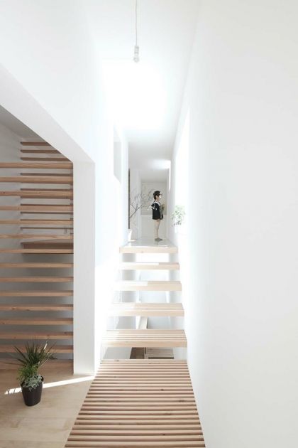 escalier-moderne-deco-zen-bois-clair-cage-escalier-blanche-design-katsutoshi-sasaki-associates