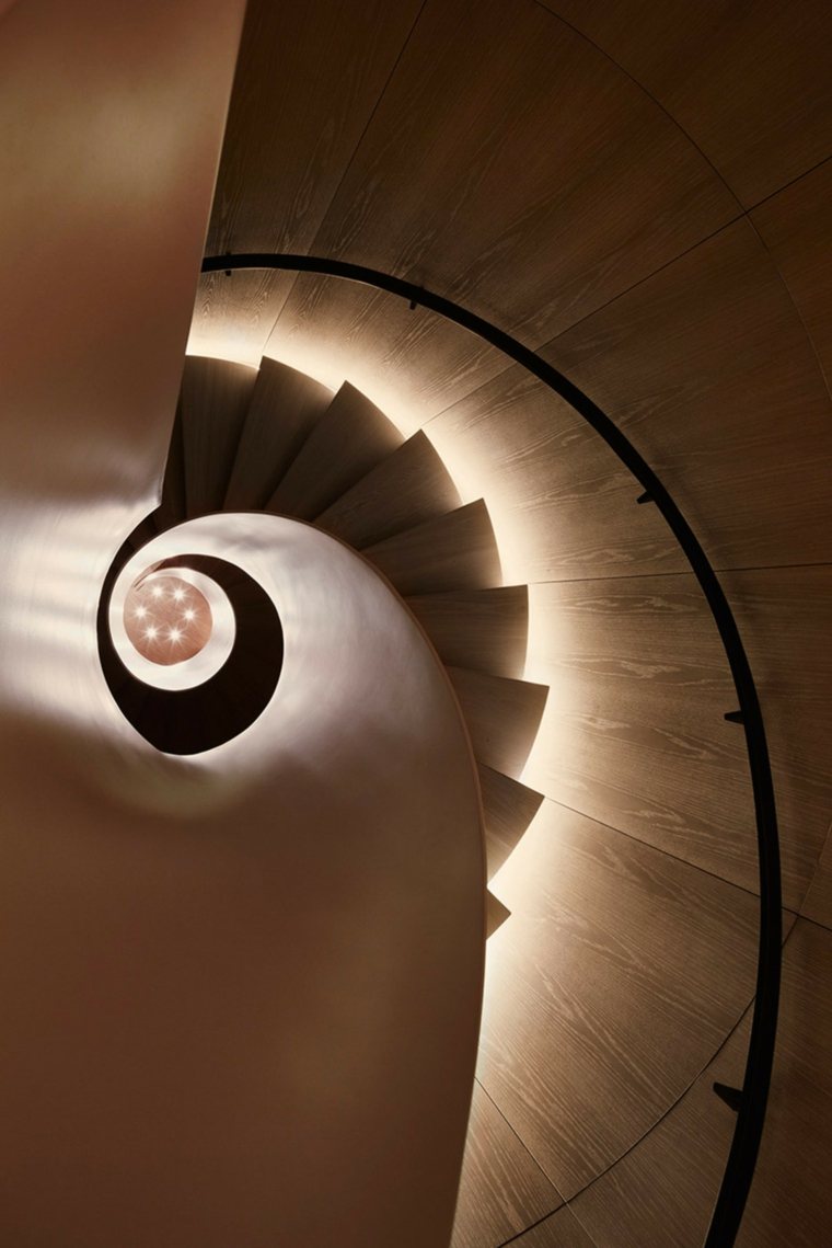 escalier-moderne-eclairage-design-marches-bois-colimacon-main-courante-noir