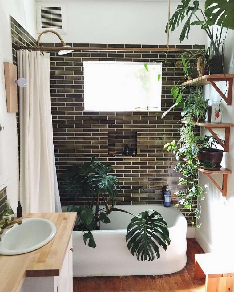 salle de bain carrelage design baignoire idée intérieur plante déco plan de travail bois