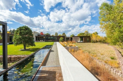 jardin-aquatique-moderne-bassin-decoration-exterieur-bois-cailloux-allee-de-jardin