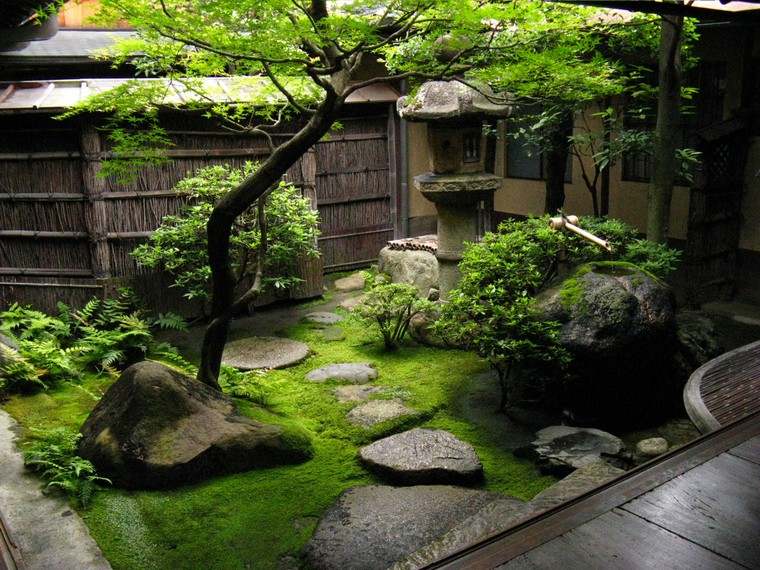 jardin japonais extérieur idée grosse pierre