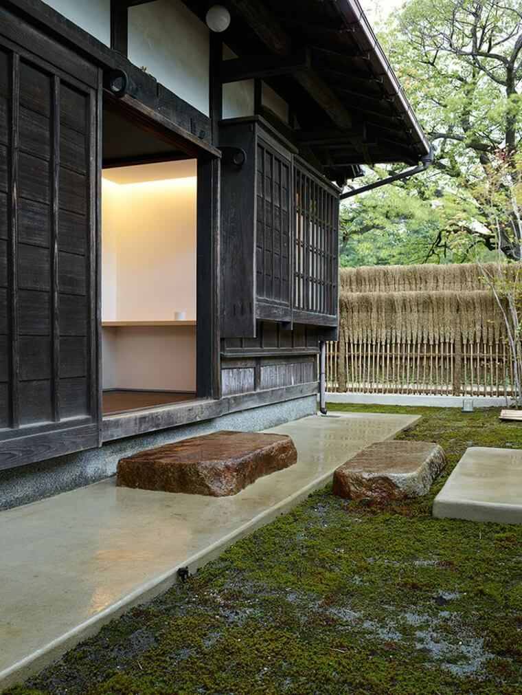 maison-traditionnelle-japonaise-stores-volets-bois-exterieur-deco-amado