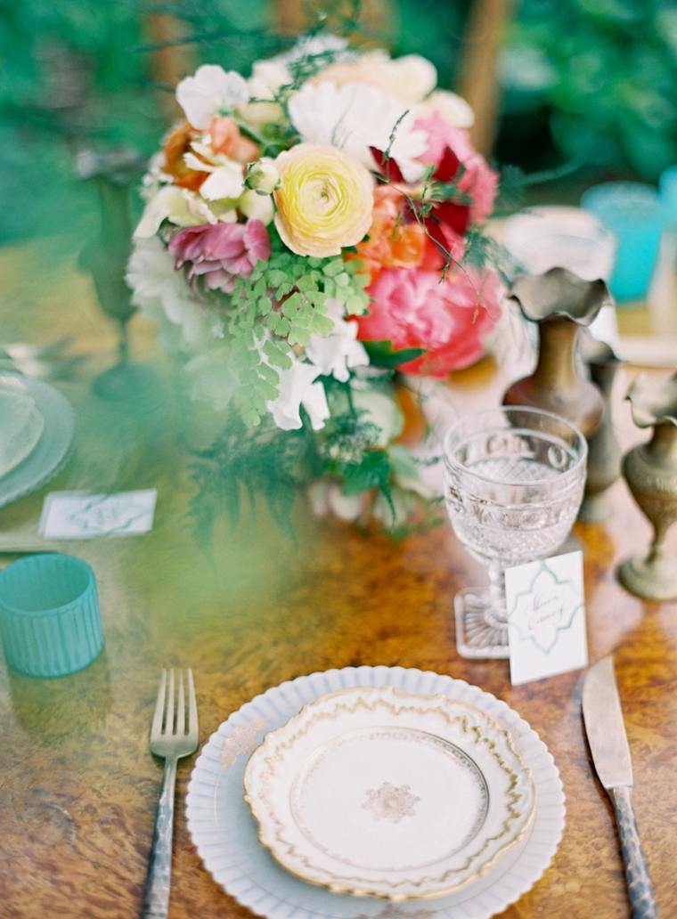 mariage-boheme-chic-idee-deco-table-vintage-verre-cristal-motif-or