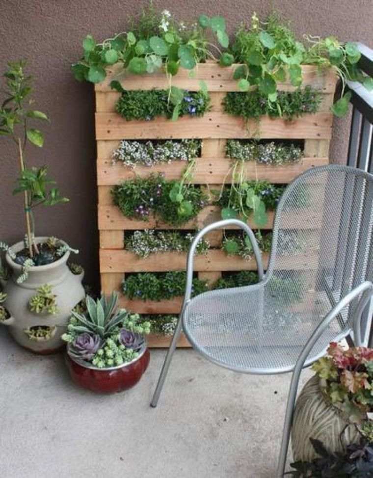 mur-vegetal-exterieur-a-faire-soi-meme-jardiniere-en-palette-de-bois-verticale-idee