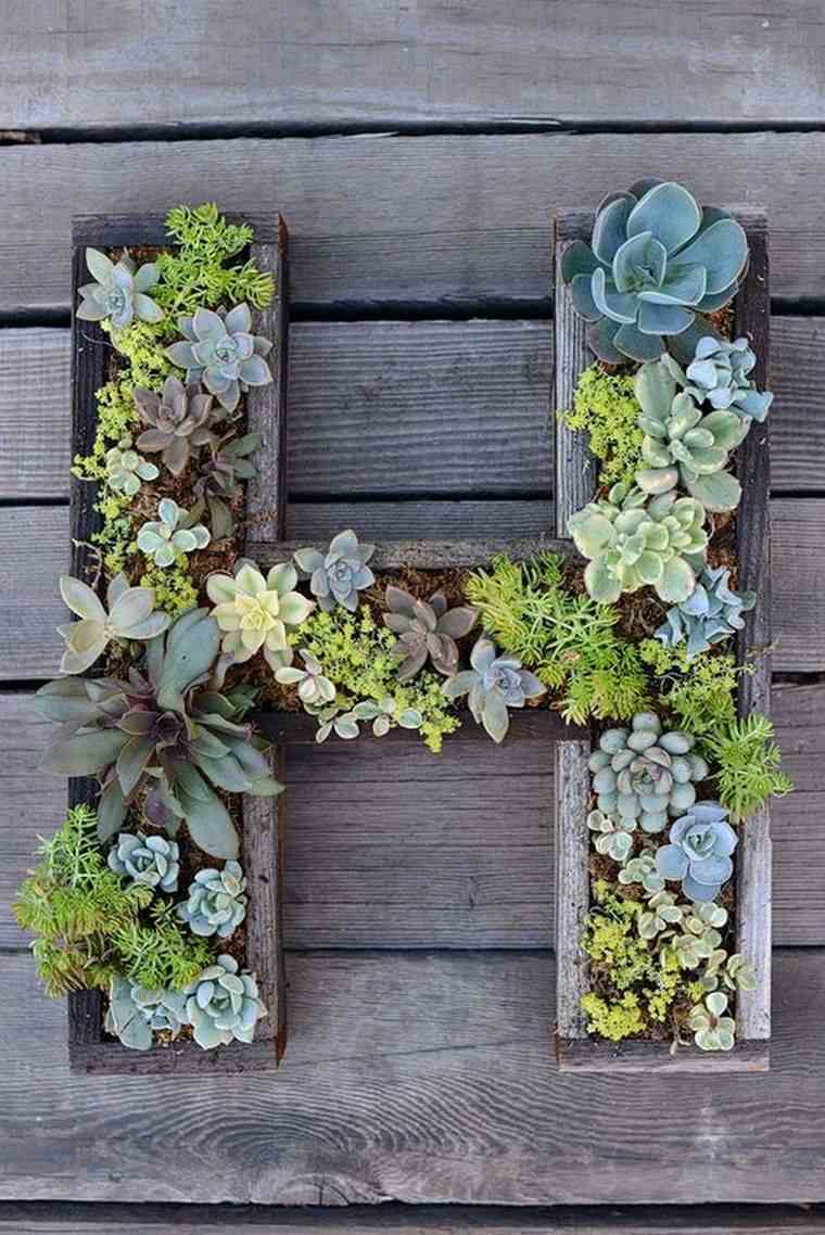 mur-vegetal-exterieur-a-faire-soi-meme-lettres-decorees-plantes-vertes-succulents