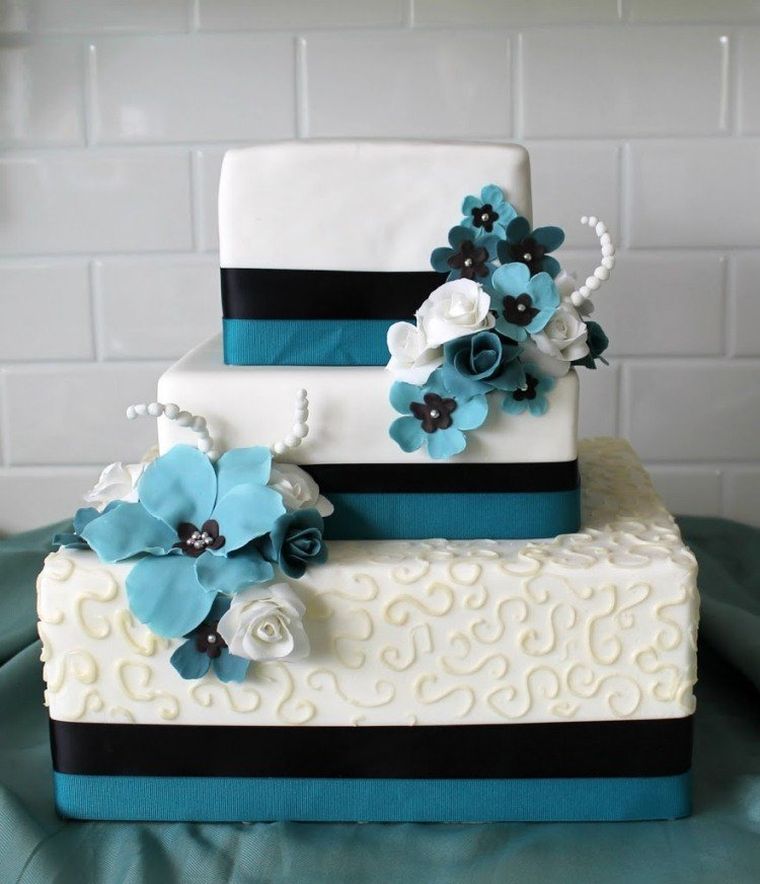 piece montee mariage-bleu-blanc-noir-carré-original-décoré-fleurs