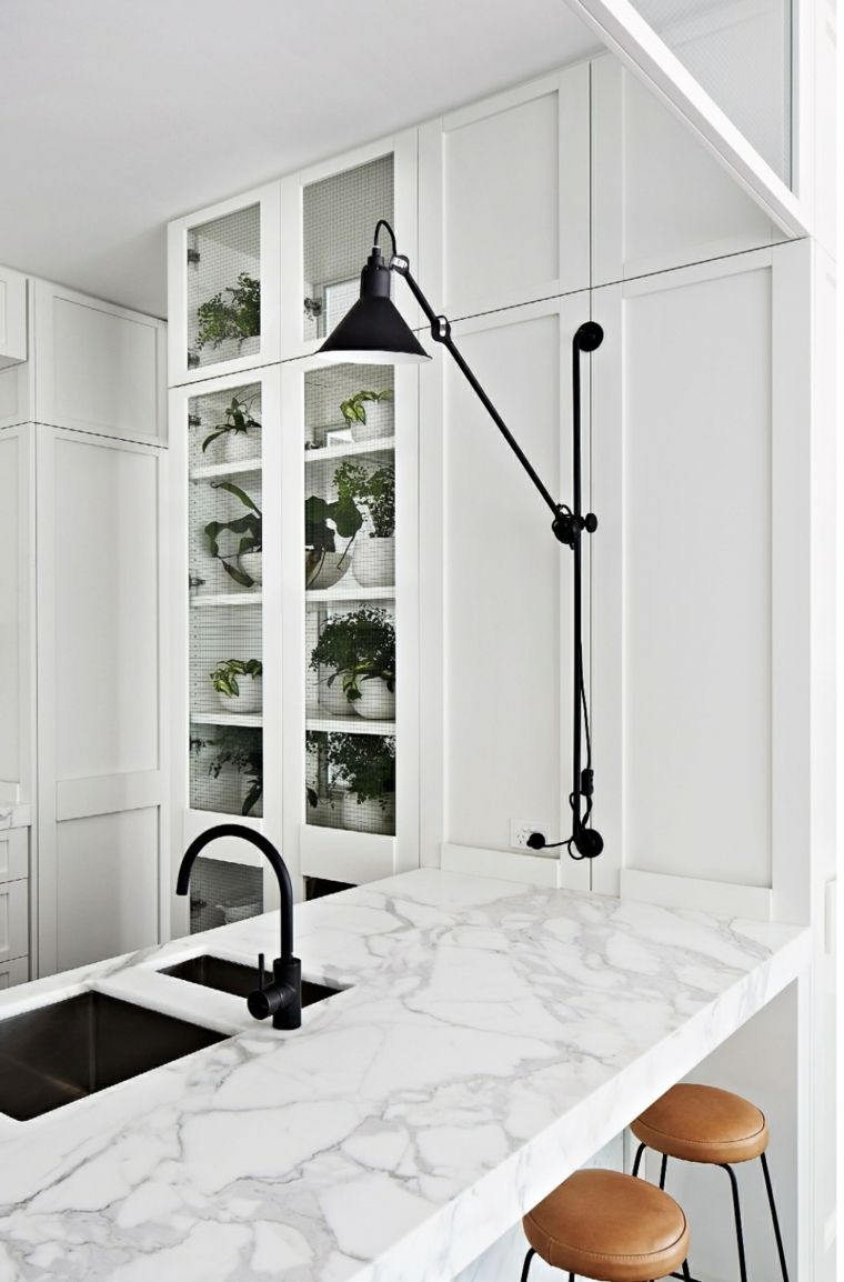 plan-de-travail-marbre-blanc-cuisine-bar-deco-tabouret-rond-vasque-noir