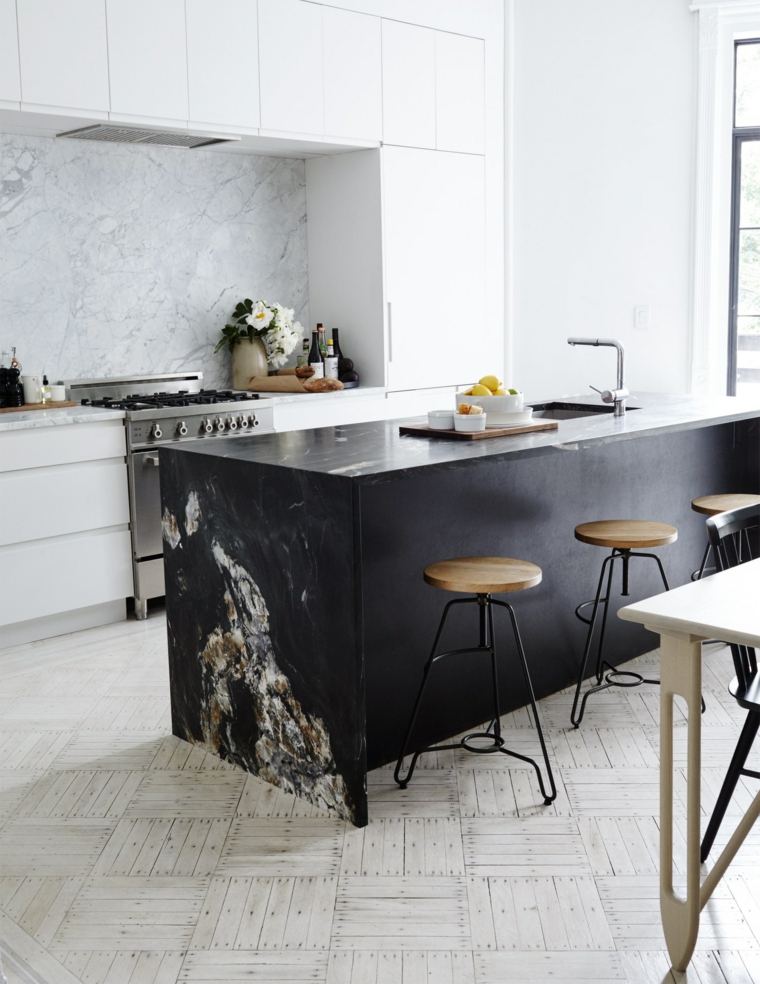 plan-de-travail-marbre-noir-cuisine-blanche-et-nore-design-moderne-exemple