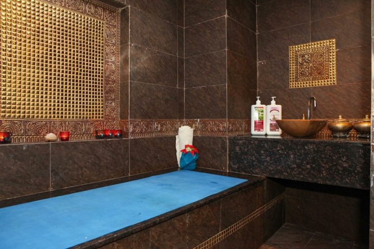 salle de bain marocaine carrelage marron baignoire bleue