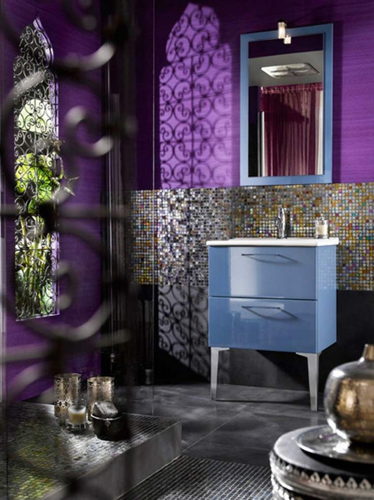 salle-de-bain-marocaine-couleur-violette-exotisme-modernite