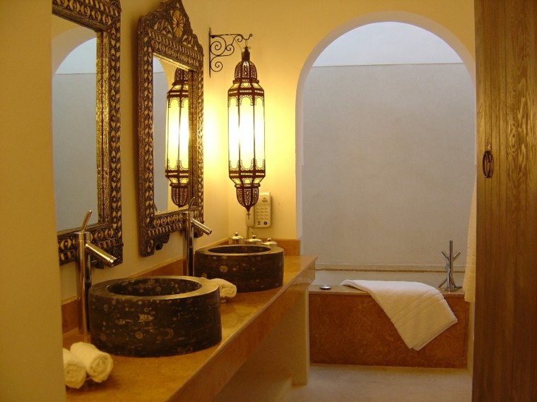 salle de bain marocaine jaune marron lampe miroir exotiques