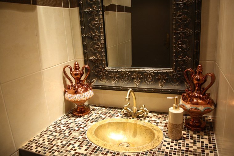 salle-de-bain-marocaine-lavabo-carrelage-objets-appartenant-culture-differente