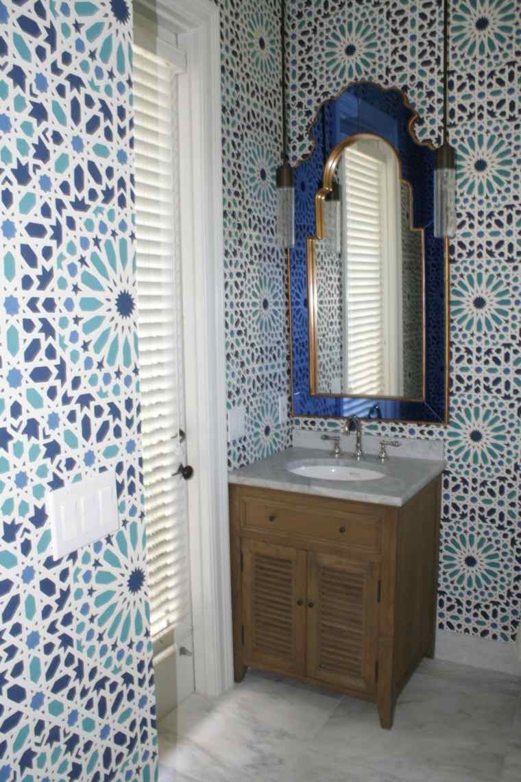 salle-de-bain-marocaine-lavabo-miroir-carrelage-type-oriental