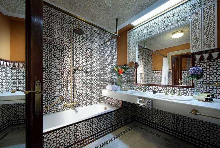 salle-de-bain-marocaine-luxueuse-carrelage-mosaique-blanc-marron