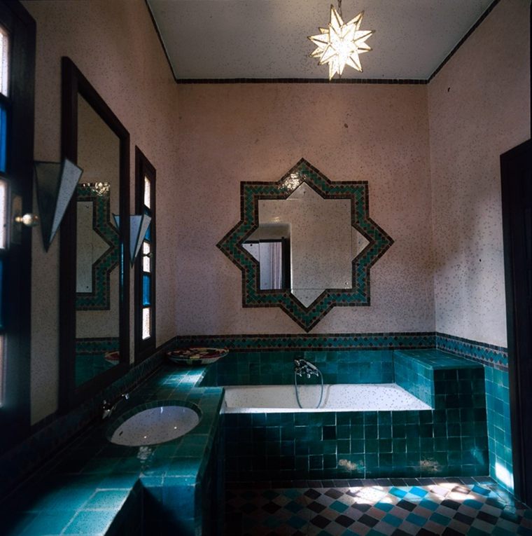 salle-de-bain-marocaine-maison-yves-saint-laurent-1980-marrakech