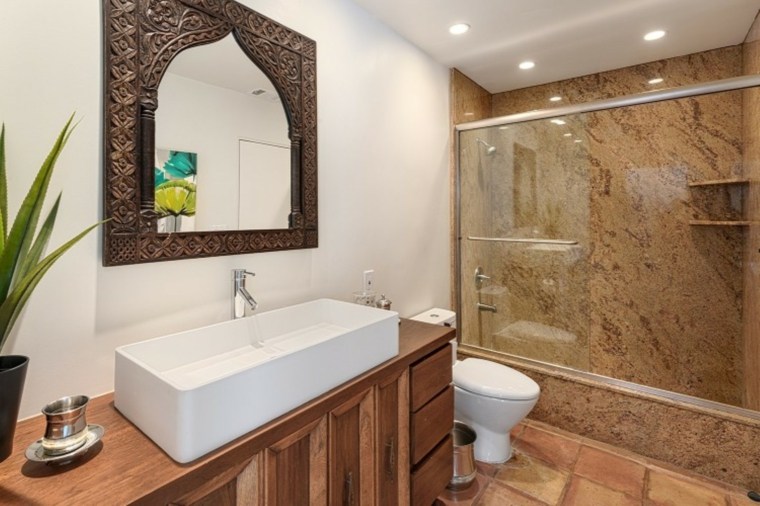 salle-de-bain-marocaine-miroir-arc-outrepasse-brise