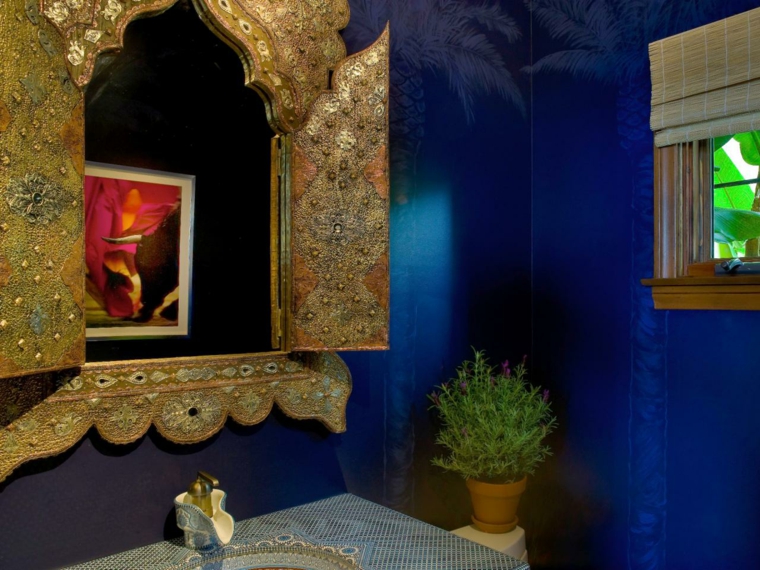 salle de bain marocaine peinture bleu foncé miroir marrakech