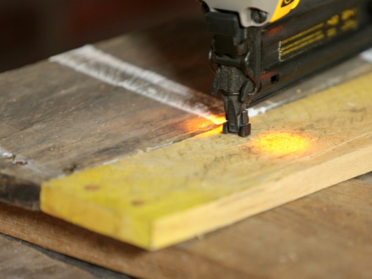 tete-de-lit-en-palette-adhesif-construction