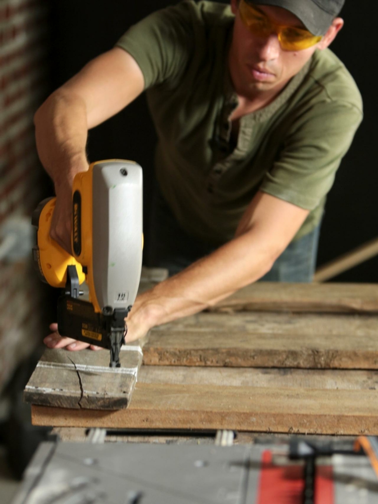 tete-de-lit-en-palette-transformer-clouer