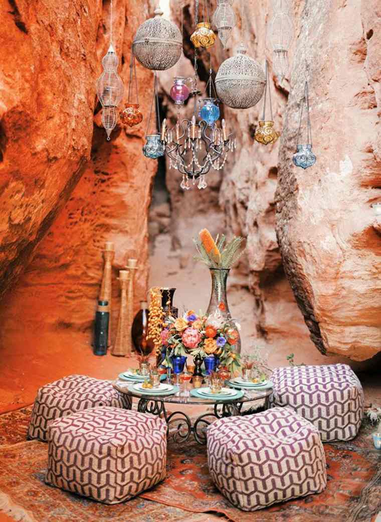 theme-mariage-marocain-deco-table-maroc-tabourets-bouquet-centre