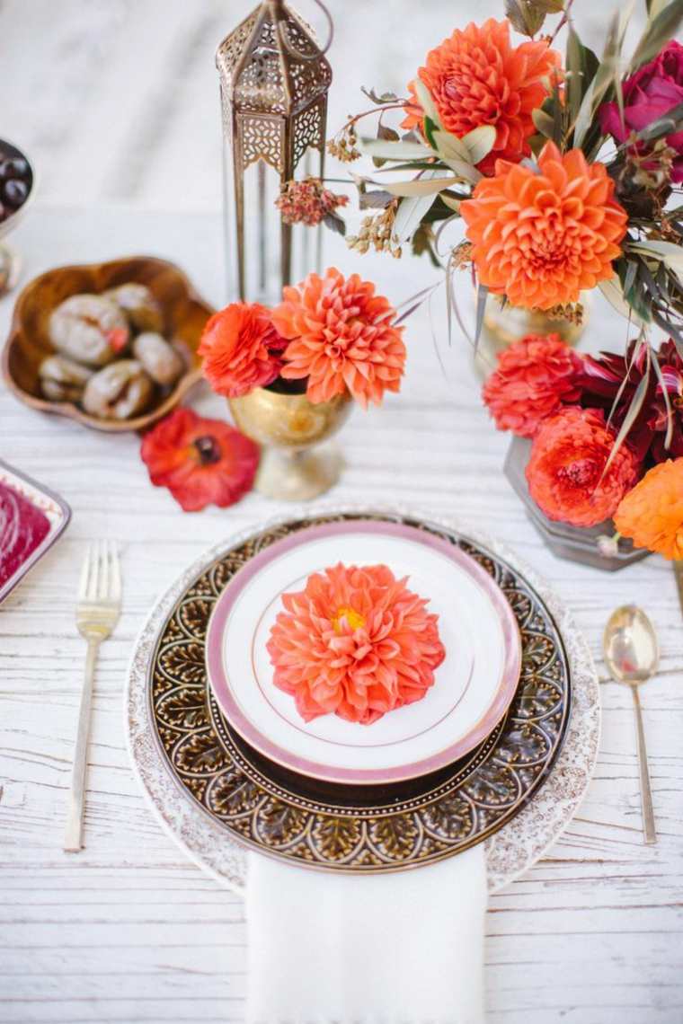 theme-mariage-marocain-table-decoration-fleurs-bouquet-accessoires