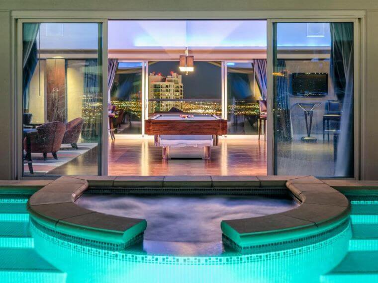 toit-terrasse-piscine-illuminee-billard-panorama