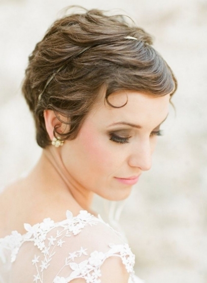 coiffure-mariage-cheveux-courts-femme-coupe