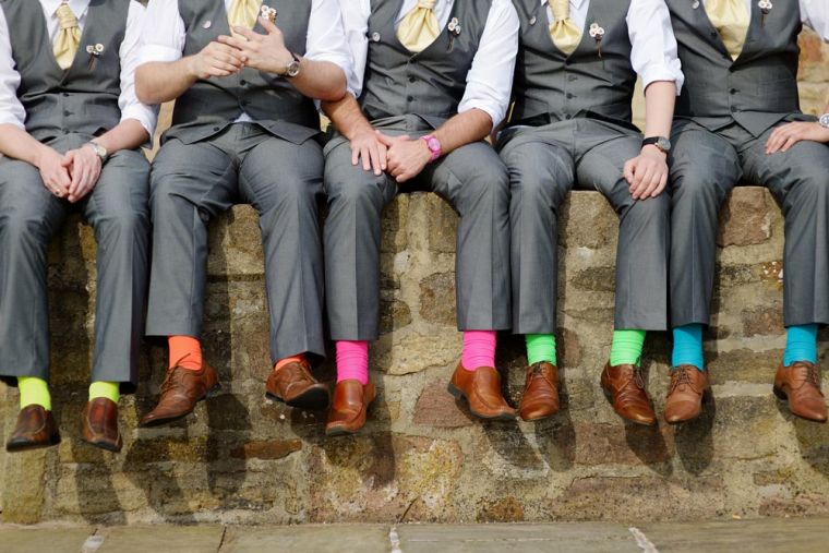 costume-mariage-decontracte-chaussettes-couleurs-joie