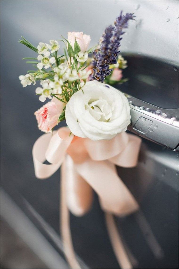 déco voiture mariage voiture décoratif mariés fleurs