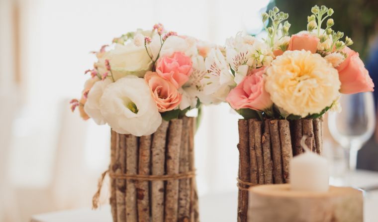 decoration-florale-bouquet-vase-bois-boheme-chic-mariage