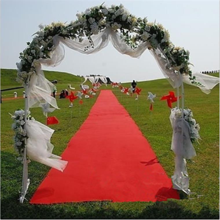 déco-mariage-blanc-et-rouge-arche-celebration-chemin