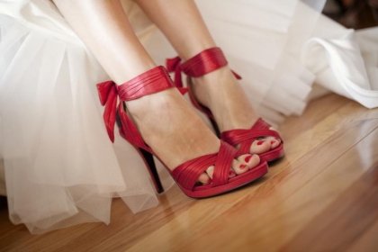 déco-mariage-blanc-et-rouge-chaussures--tendance-talons-contraste