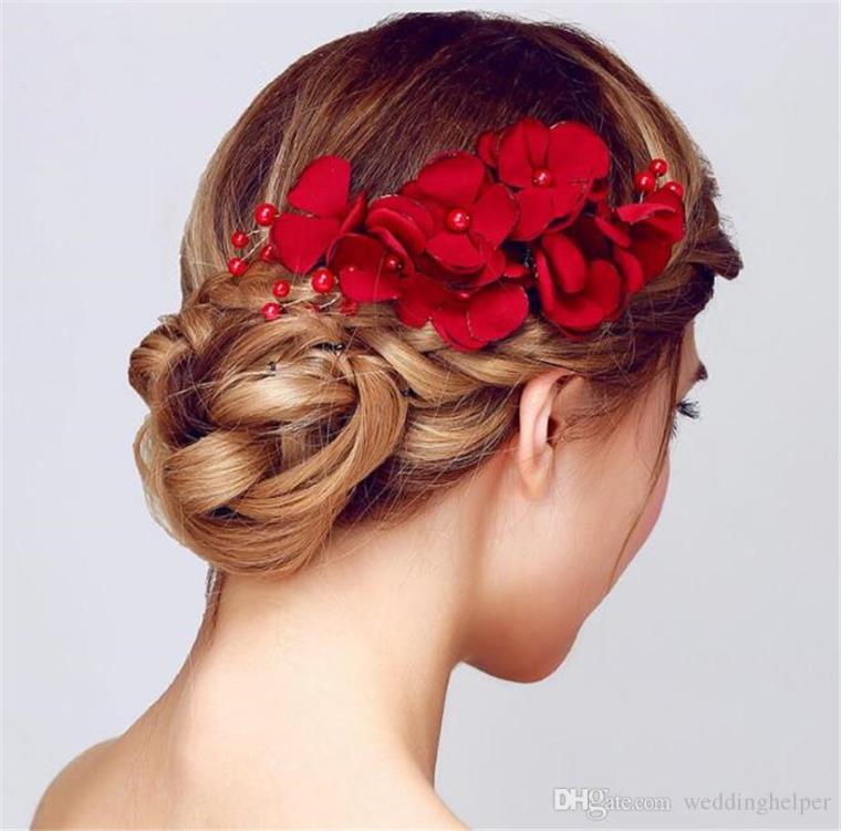 déco-mariage-blanc-et-rouge-coiffure-mariee-fleurs-chignon
