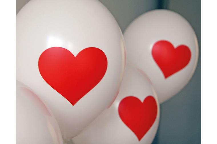 déco-mariage-blanc-et-rouge-idee-ballons-coeurs-romantique