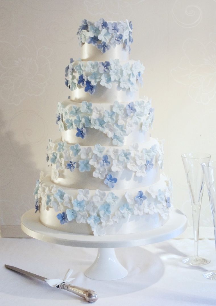gateau-mariage-blanc-bleu-etages