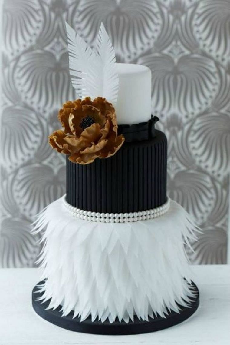 gateau-original-mariage-deco-plumes-noir-et-blanc