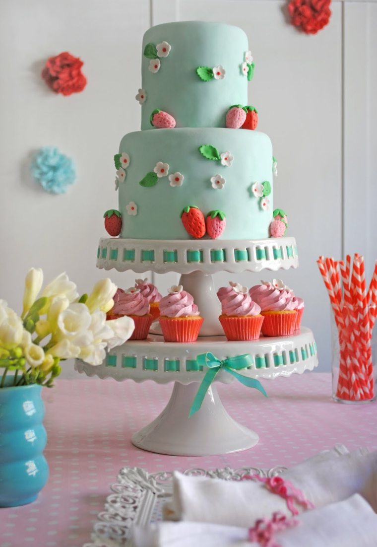 idee deco anniversaire fille gateau-fraises