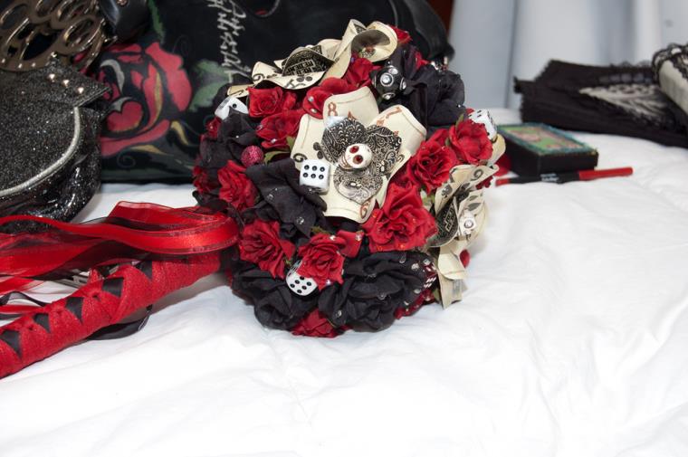 mariage-rockabilly-bouquet-fleurs-roses-noir-rouge