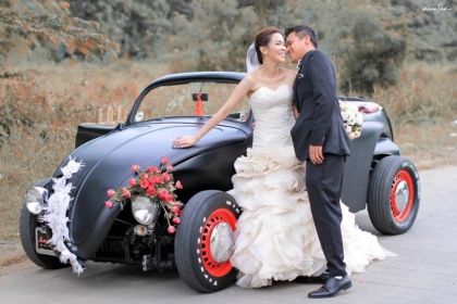 mariage-rockabilly-voiture-maries-noir-rouge-retro