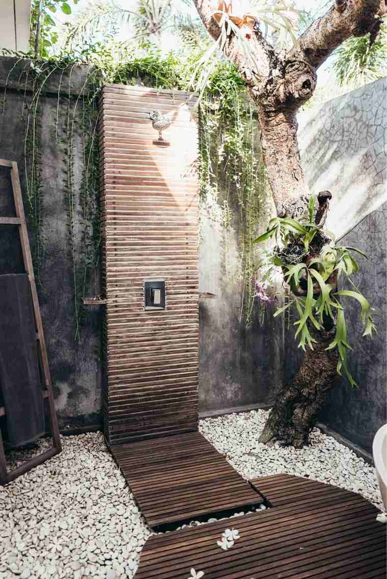 cabine douche extérieure bois jardin design idée
