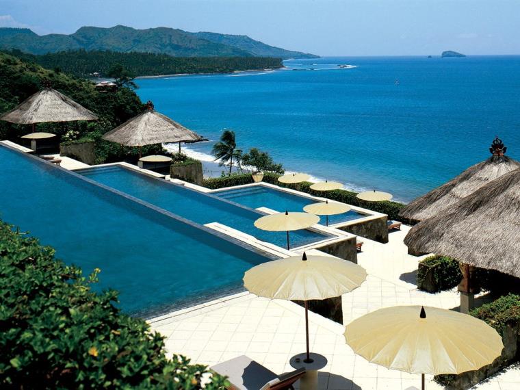 piscine-debordement-ocean-parasol