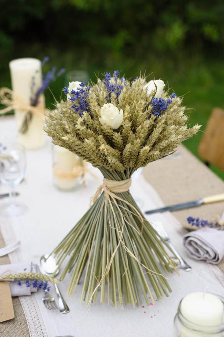 style-champêtre-bouquet-épis-blé-roes-blanches-lavande-chemin-table-blanc