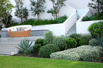 amenagement-jardin-en-pente-terrassement-plantes-vertes
