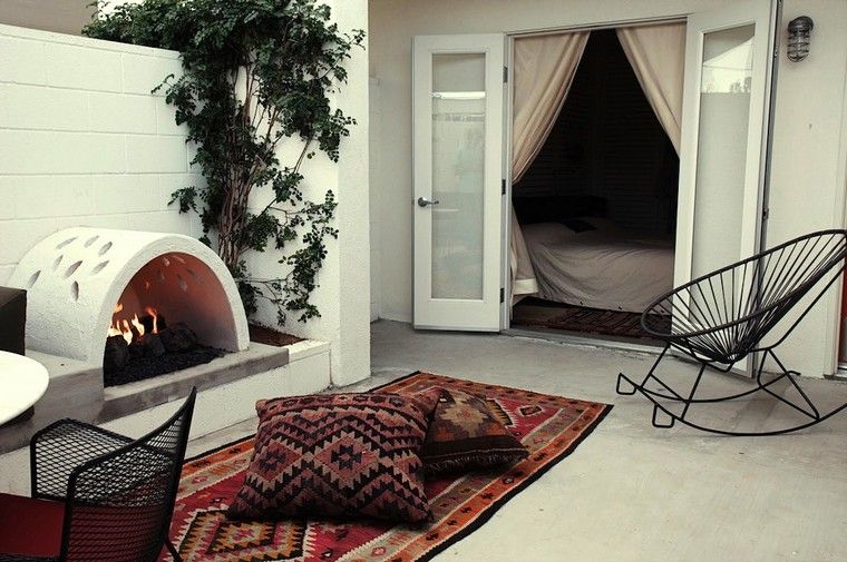 cheminées extérieures idée tapis sol coussins foyer