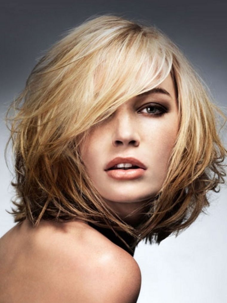 coupe-de-cheveux-carre-degrade-bob-frange-raie-cote