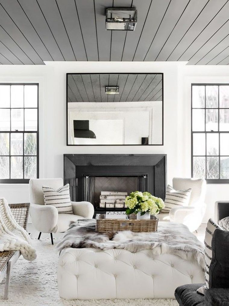 deco-salon-gris-et-blanc-cheminee-peinture-plafond