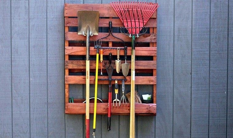 palette de bois rangement outils jardin idée