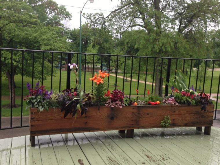 jardiniere balcon-terrasse-enormes-pots-bois